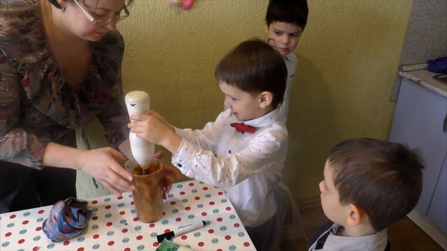 Мальчики поздравляют девочек с 8 Марта смотреть онлайн