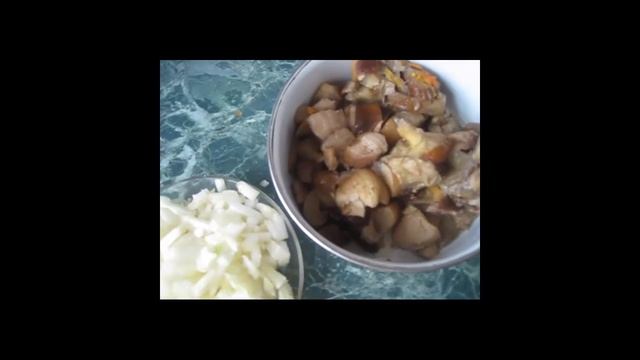 Куриные бедрышки под сырно грибной шубкой (Chicken thighs under a cheese and mushroom fur coat) смотреть онлайн