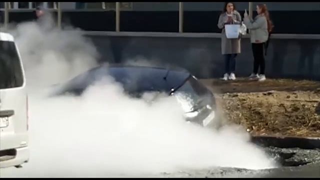 Из-за порыва на Океанском пр-те вместе с Qashqai провалился асфальт смотреть онлайн