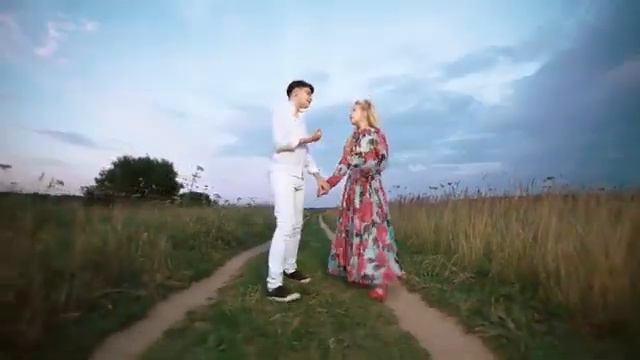 Обнимайте детей сейчас... Красивая песня.