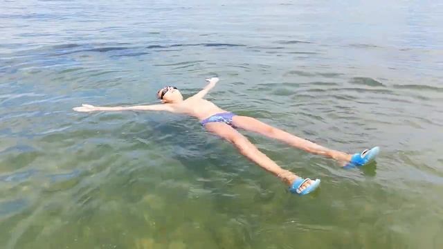Как отдыхать на лёжа воде во время долгого плавания смотреть онлайн