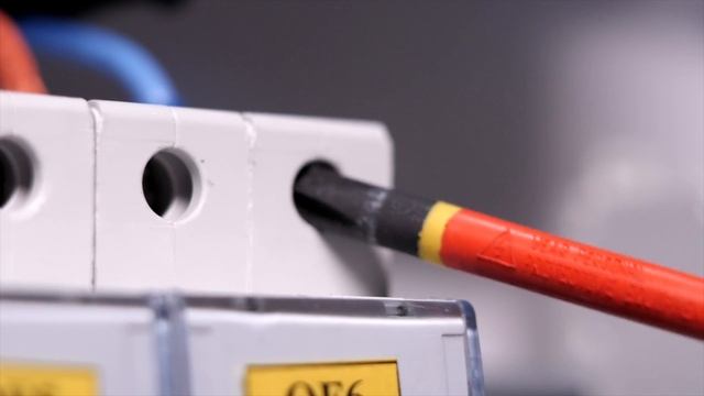 Набор диэлектрических отверток с интегрированной изоляцией SHTOK. смотреть онлайн