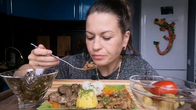 МУКБАНГ ГУЛЯШ/ЖАРЕНАЯ ПЕЧЕНЬ/ОТВАРНОЙ КАРТОФЕЛЬ/МОРСКАЯ КАПУСТА/СОЛЕНЬЯ/MUKBANG HALK FAMILY ЕДА смотреть онлайн