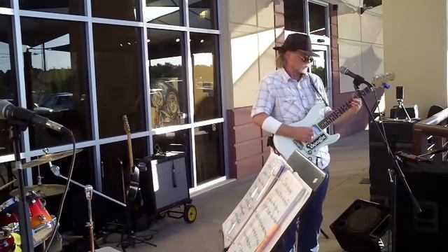 Red House & We Gotta Git Synct смотреть онлайн