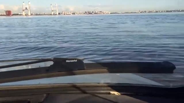 НИВА 21213 ПЛЫВЁТ ПО ФИНСКОМУ ЗАЛИВУ!!! РЕАЛ! смотреть онлайн