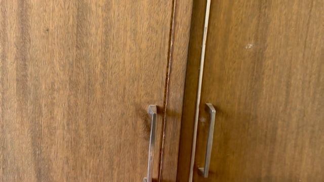 Гитарный лад торчит из шкафа. смотреть онлайн