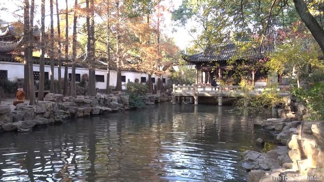 Yuyuan Garden, a beatiful Chinese garden Old City Shanghai China смотреть онлайн
