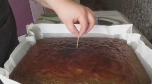 Коврижка с вареньем на кефире, всё очень просто и вкусно.