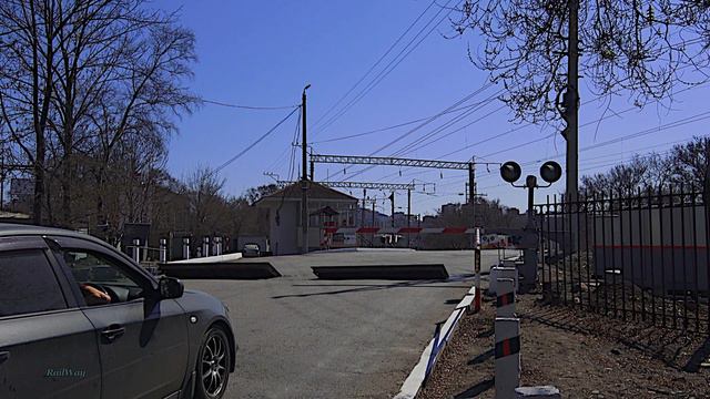 RailWay Russian Railroad Crossing. The EMU Train Crosses The Road / Электричка проезжает ж/д переез