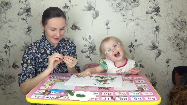 РИСУЕМ ЕЛКУ С РЕБЕНКОМ ♥ Рисование вилкой ♥ Ребенок 2 года 3 месяц смотреть онлайн