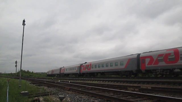 Тепловоз ТЭП70-0097 с приветом и поездом Москва-Архангельск прибывает на 5 путь смотреть онлайн