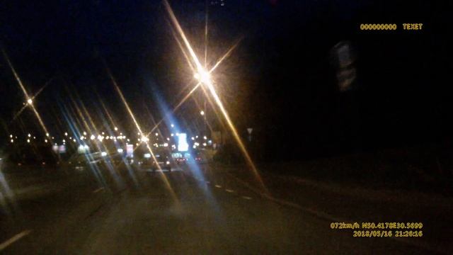 Любители обогнать справа. Чуть не размазал мотоциклиста. смотреть онлайн