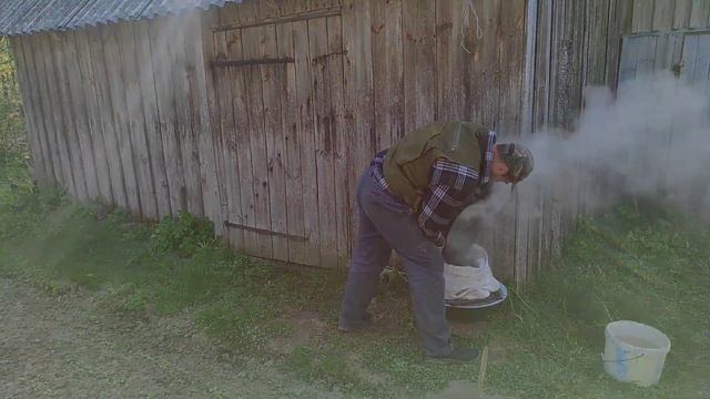 Пчеловодство. Перитопка воска дедовским просим способом. #воск #пасека #пчеловодство смотреть онлайн