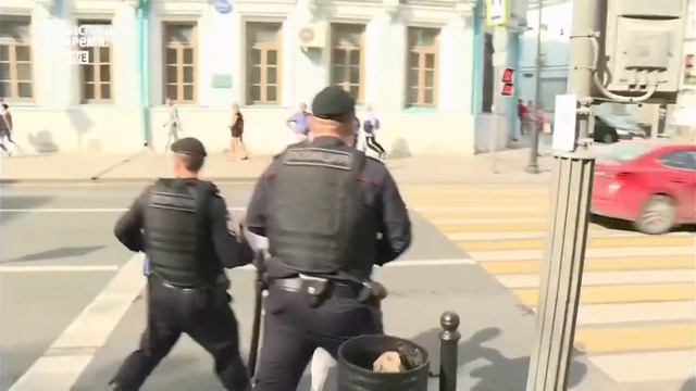 "Красное" - перфоманс у здания Посольства Республики Беларусь в Москве. смотреть онлайн
