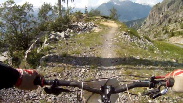 Mega Avalanche 2013 - Traska Dh OZ part Due CRASH TEST !!! ( cam Vasco ) смотреть онлайн