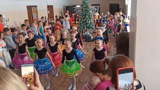 Новогодний утренник 26.12.2019, танец Чарльстон. 2 "б", школа 6, г. Шелехов. смотреть онлайн