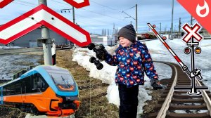 Поезда на нерегулируемом жд переезде. Катаем монстер трак по грязи в ожидании поезда