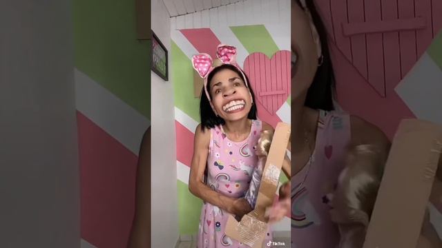 Sisi y Fefi Mientras Cuidan Mascotas смотреть онлайн