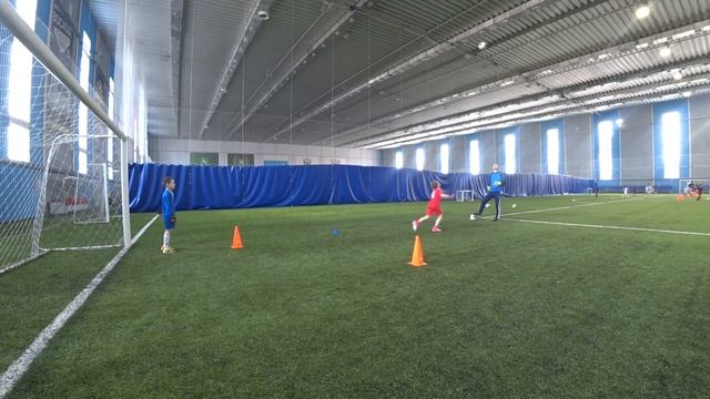 Тренировки вратарей в футбольной школе «Ермак» смотреть онлайн