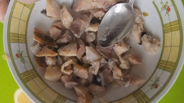 Салат с копченой рыбой. Ну ОЧЕНЬ вкусно! Рецепт салата из старой записной книжки. смотреть онлайн