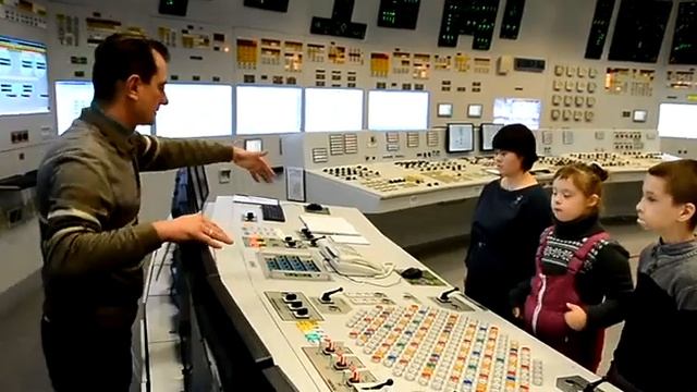 Экскурсия детей на на тренажёр БЩУ . Смоленская АЭС смотреть онлайн
