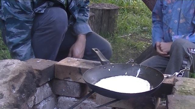 Блины на костре. Печём блинцы в деревне с начинкой и без смотреть онлайн