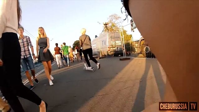 Чрезмерное внимание к сочной попке   Hidden Camera On Ass Prank