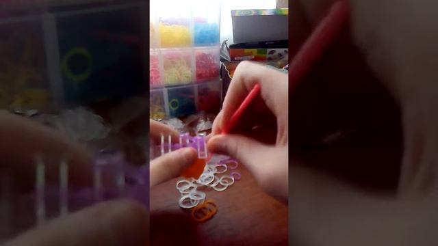 Большой браслет из резинок смотреть онлайн