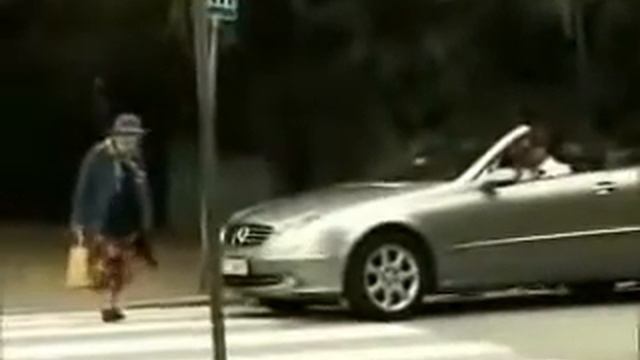 Бабка бьет по мерседесу смотреть онлайн