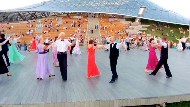 ВЕНГЕРСКИЙ БАЛЬНЫЙ В ПАРКЕ "ЗАРЯДЬЕ" смотреть онлайн