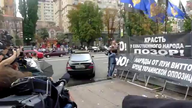 Автомобиль Ющенко забросали яйцами смотреть онлайн