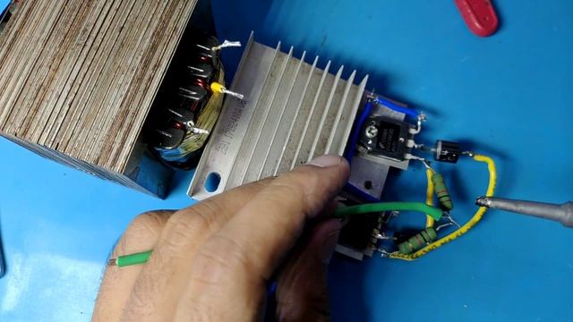 I Make 1000W POWERFUL 12V To 220V Inverter At Home Using IGBT UPS Transformer