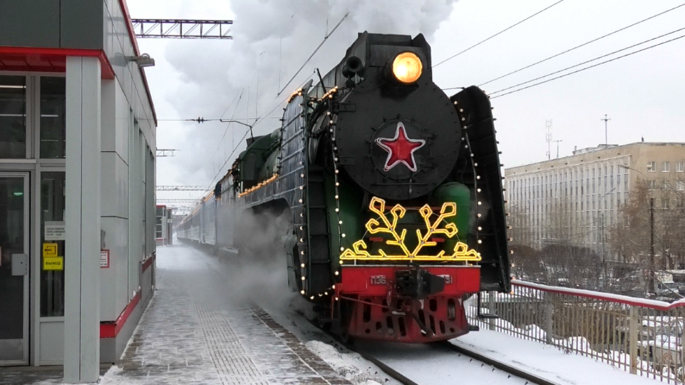 "В первый день зимы!" Паровоз П36-0031 с поездом Деда Мороза следует через о.п. Первомайская смотреть онлайн