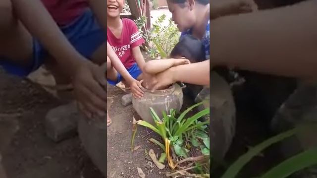 Kanak-kanak terperangkap dalam pasu bunga смотреть онлайн