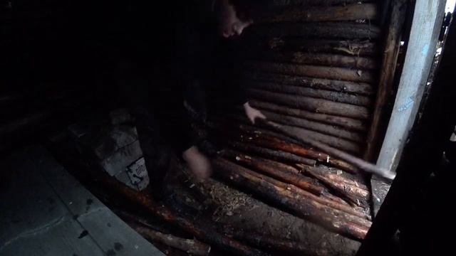 СДЕЛАЛ ПОЛ В ЗЕМЛЯНКЕ | ПОСТАВИЛ СТОЛ ИЗ ДОСКИ. смотреть онлайн