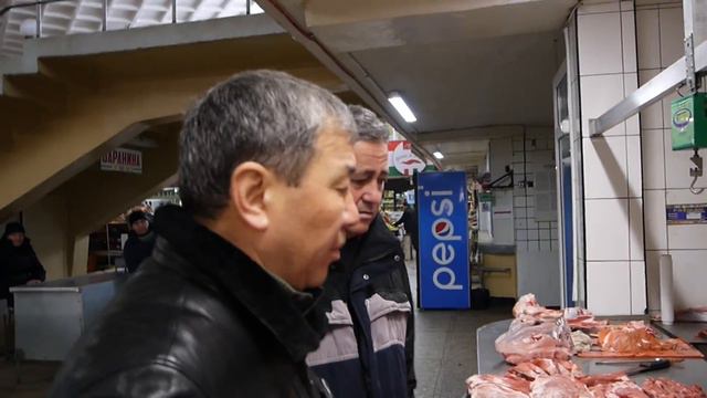 КАК ВЫБРАТЬ МЯСО ДЛЯ ПРАЗДНИЧНОГО ЖАРКОГО . ДРУЗЬЯ ПРИШЛИ НА ПОМОЩЬ . ВЛАДИМИРСКИЙ РЫНОК В КИЕВЕ . смотреть онлайн