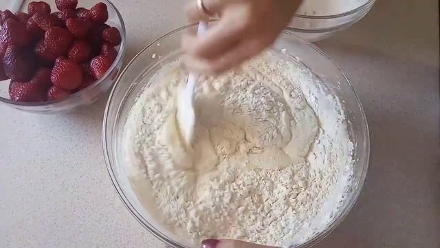 Пирог на кефире за 5 минут!!! Шарлотка с ягодами! смотреть онлайн