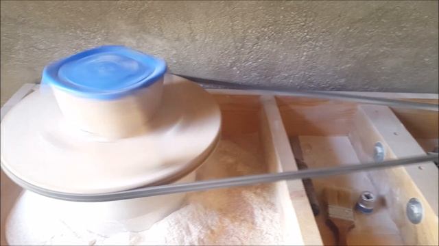 Цельнозерновая мука смолотая на мельнице с каменными жерновами из кварцита. смотреть онлайн