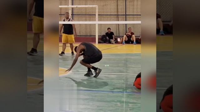 Вот этого удава он пронес через таможню) смотреть онлайн