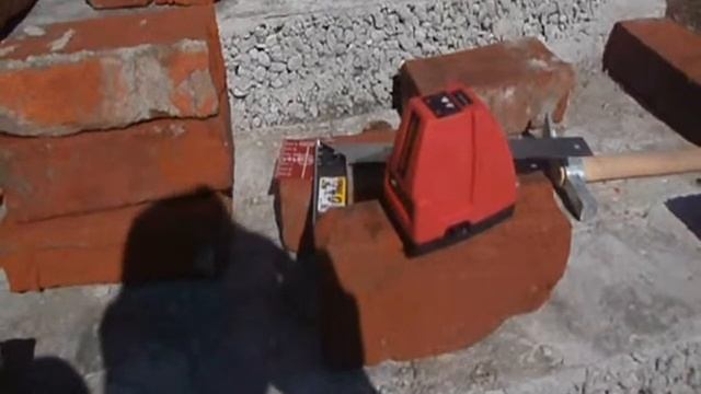 Уличный туалет из хлама ч2. Стены из б/у кирпича. смотреть онлайн