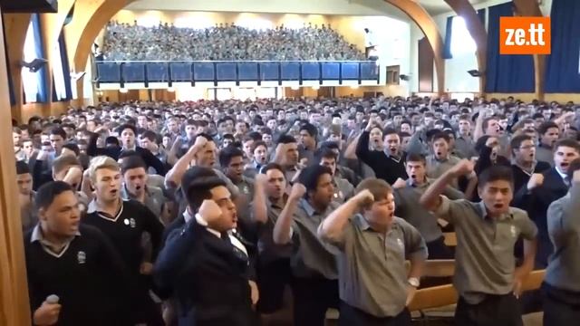 Hier tanzen Schüler Haka für ihren Schulleiter смотреть онлайн