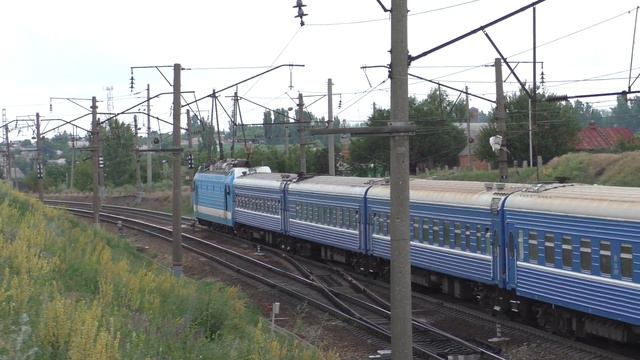 "Кировчанин с БЧ" ЭП1М-510 с поездом №301С Адлер-Минск отправляется со станции Миллерово смотреть онлайн