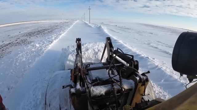 Трактор Кировец. Пробиваю и расширяю дороги после метели. смотреть онлайн