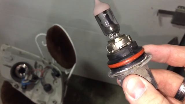 Chevrolet Cobalt Headlight Bulb Replacement смотреть онлайн
