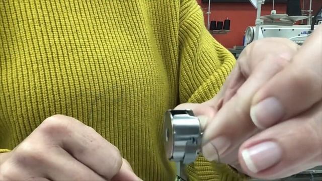 How to put the bobbin in the bobbin case in the Juki sewing machine смотреть онлайн