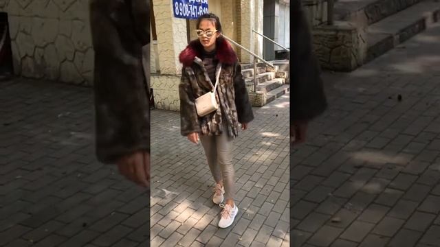 Дизайнерская экошуба из комбинированного искусственного меха хорёк/норка #меховица #экошуба #экомех смотреть онлайн