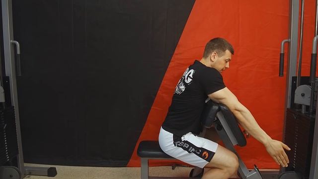 Подъем в блоке сидя I Скотт I Канатная рукоятка