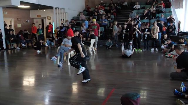 отбор до 2 лет bboy Лёха FreeMoveFamily vs Лушпак Андрей - "ALL OPTION" break dance battle смотреть онлайн