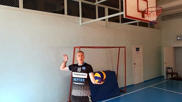 Прямая верхняя подача мяча с места