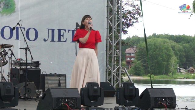 В НАШЕМ ГОРОДЕ ВЕСНА. Исполняет автор- Инна Чапарина смотреть онлайн